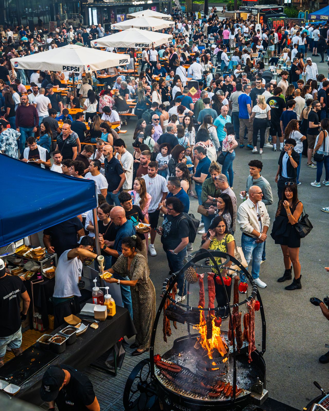 Folla al BBQ Festival con la nostra croce accesa