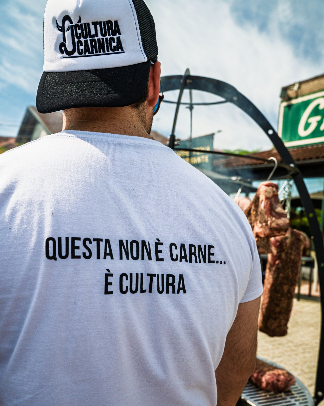 Maglietta Questa non è carne, è cultura davanti alla griglia