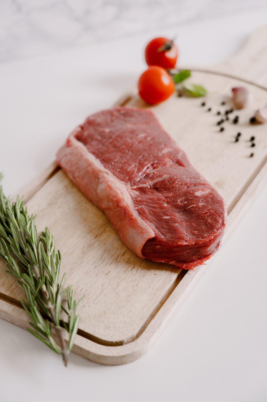 Bife de chorizo crudo su tagliere