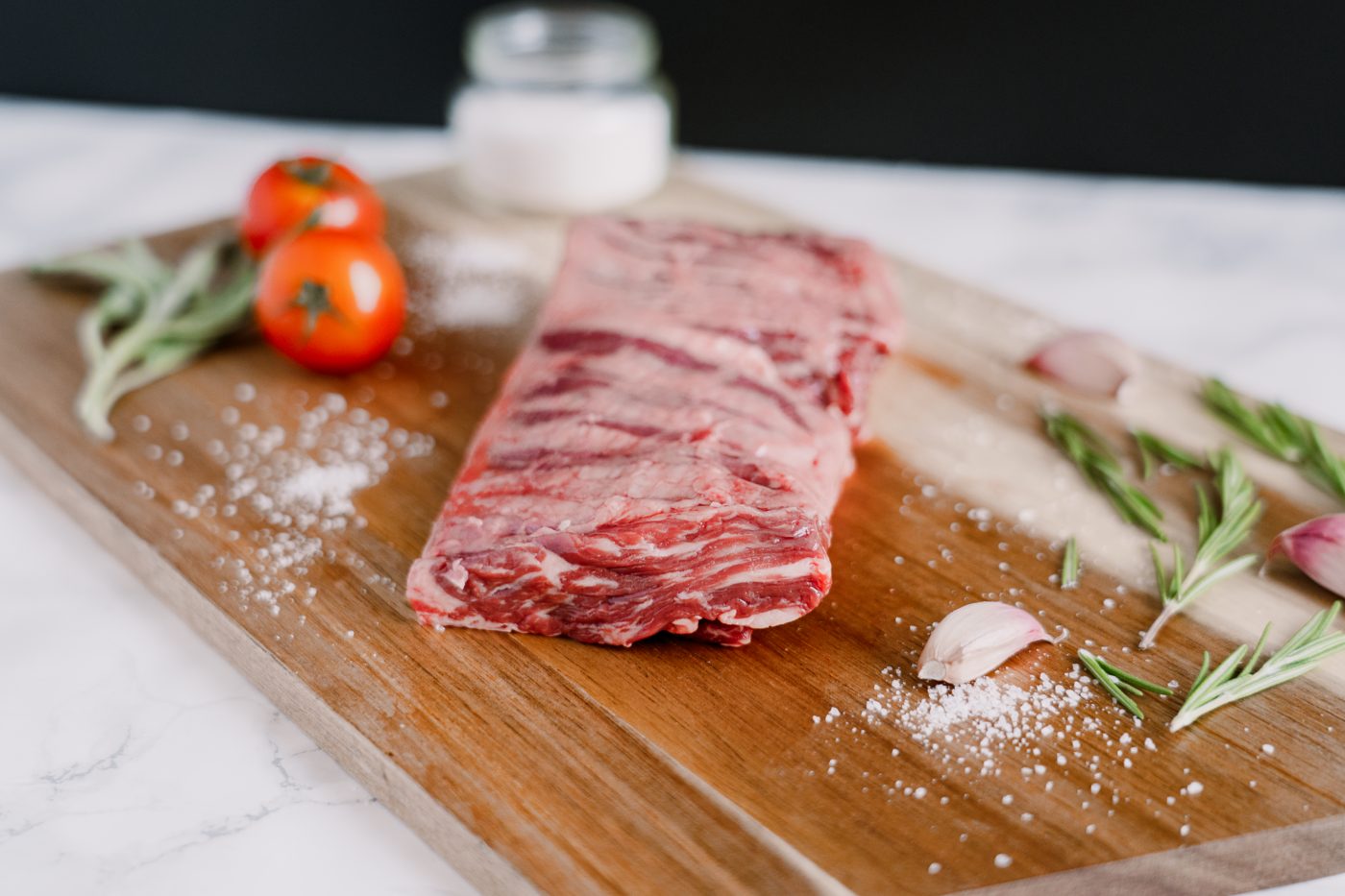 Entraña cruda su tagliere