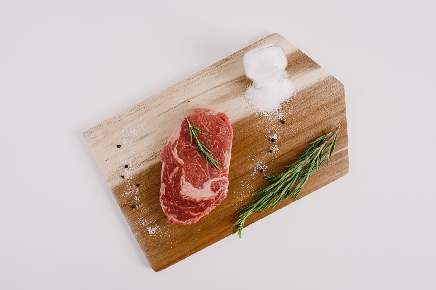 Ojo de bife crudo su tagliere